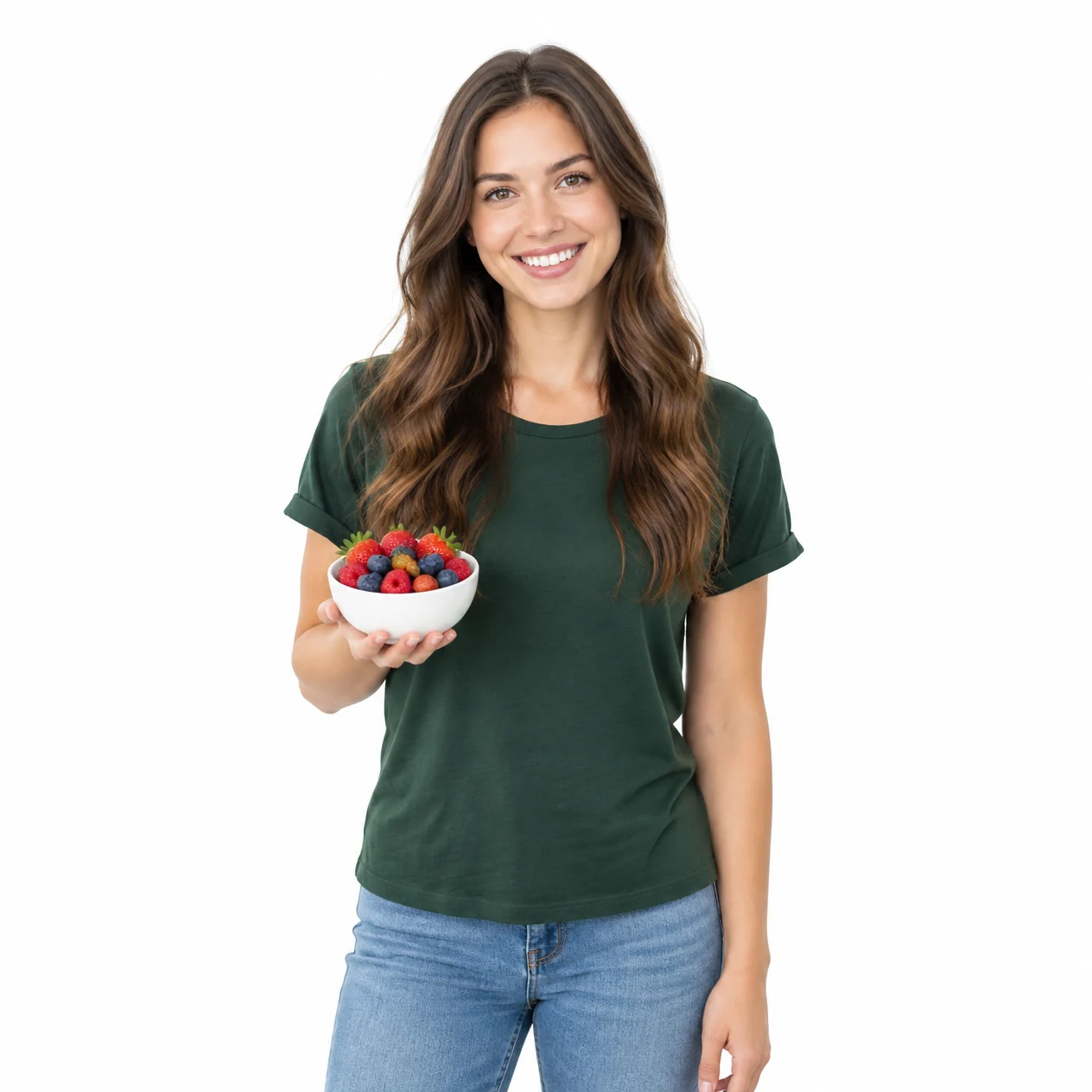 Lächelnde Frau in einem grünen Shirt hält eine Schale frischer Beeren